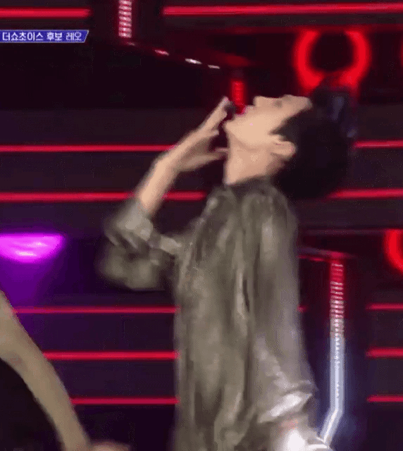 옷을 입은건지 걸친건지 구분이 안가는 신인 남솔로.gif | 인스티즈