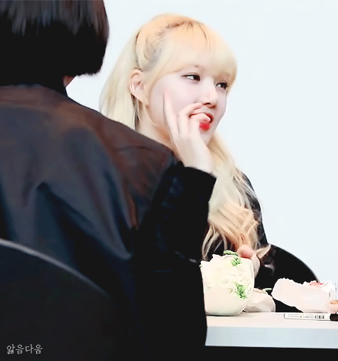 예린...팬앞에서 끼부리는거봐.... | 인스티즈