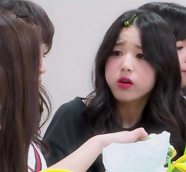 원영이 볼에 뭐 있어? 🍒🍒🍒 | 인스티즈