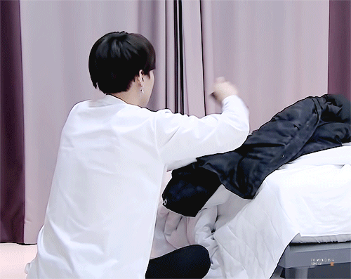 진짜 미치도록 귀여운 자다 일어난 방탄 슈가 | 인스티즈