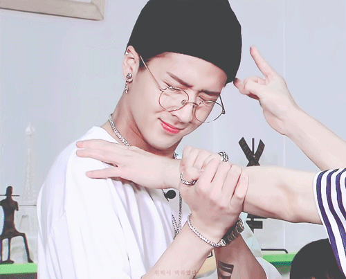 자꾸 물건한테 혼나는 아이돌.jpg | 인스티즈