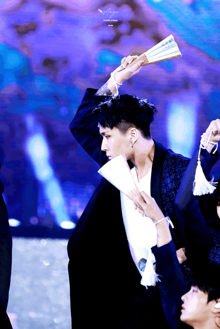 자꾸 물건한테 혼나는 아이돌.jpg | 인스티즈