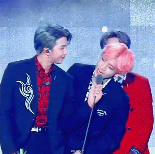 큰방탄들 태형이 수상 소감 하는데 남준이가 마이크 잡아주는 거 보고 가라 | 인스티즈