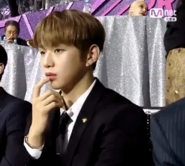 강다니엘 누가 이렇게 긴장하래.. | 인스티즈