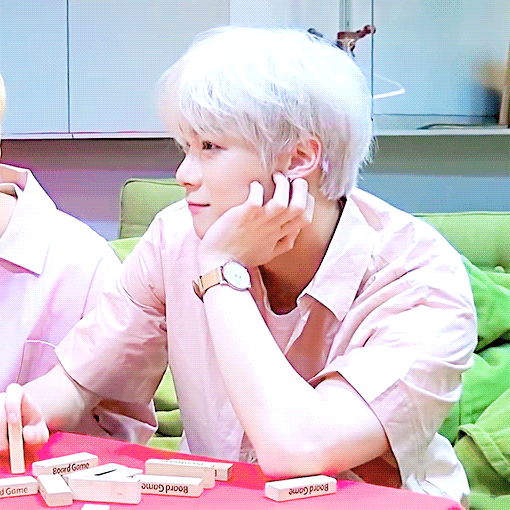 승관이 스윗하게 쳐다보는 빈이💜 | 인스티즈