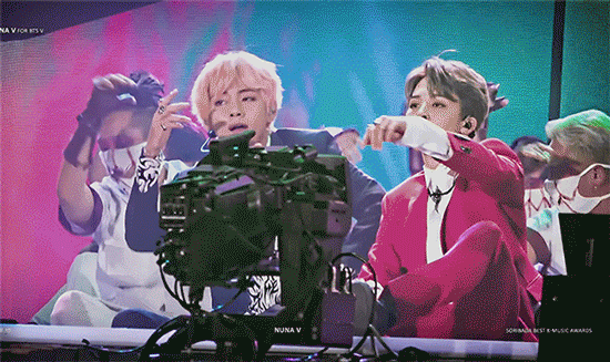 이거 마지막에 뷔가 쳐다보는 거 쩐다 | 인스티즈