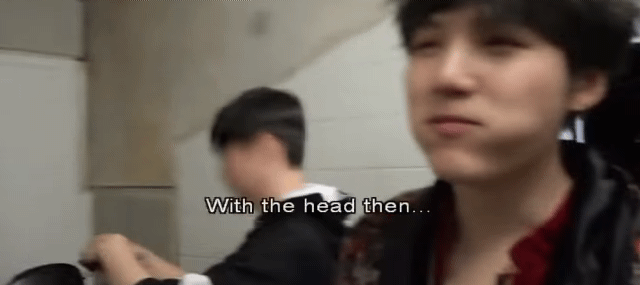 방탄 슈가가 먹는 바나나 자연스럽게 끌어서 베어 먹는 RM이랑 아무렇지 않은 슈가...(말잇못) | 인스티즈