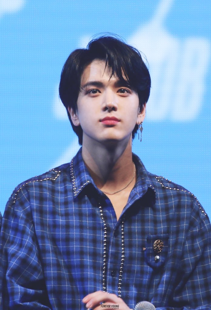 익인이들은 무슨 색 의상이 더 예뻐보이시나요 ㅠㅅㅠ | 인스티즈