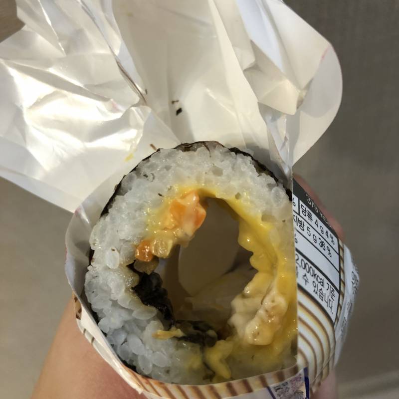 이게 뭐지 나 김밥을 어떻게 먹은 거지 | 인스티즈