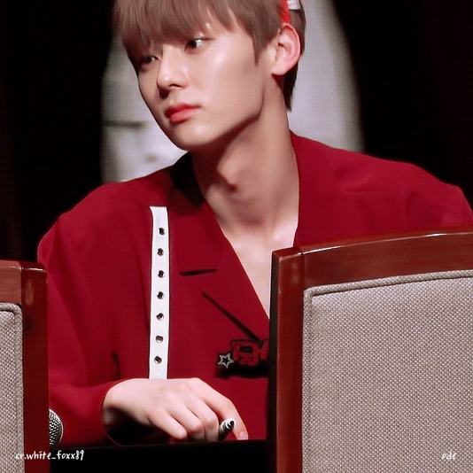 내 갤러리에는 ㄹㅇ 남자사진 1도없고 다 여돌이나 여배우사진인데 유일한 남돌사진 황민현.. | 인스티즈