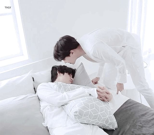 탄소들아 이거 정수리냄새 맡는거야 아님 뽀뽀하는거야? | 인스티즈