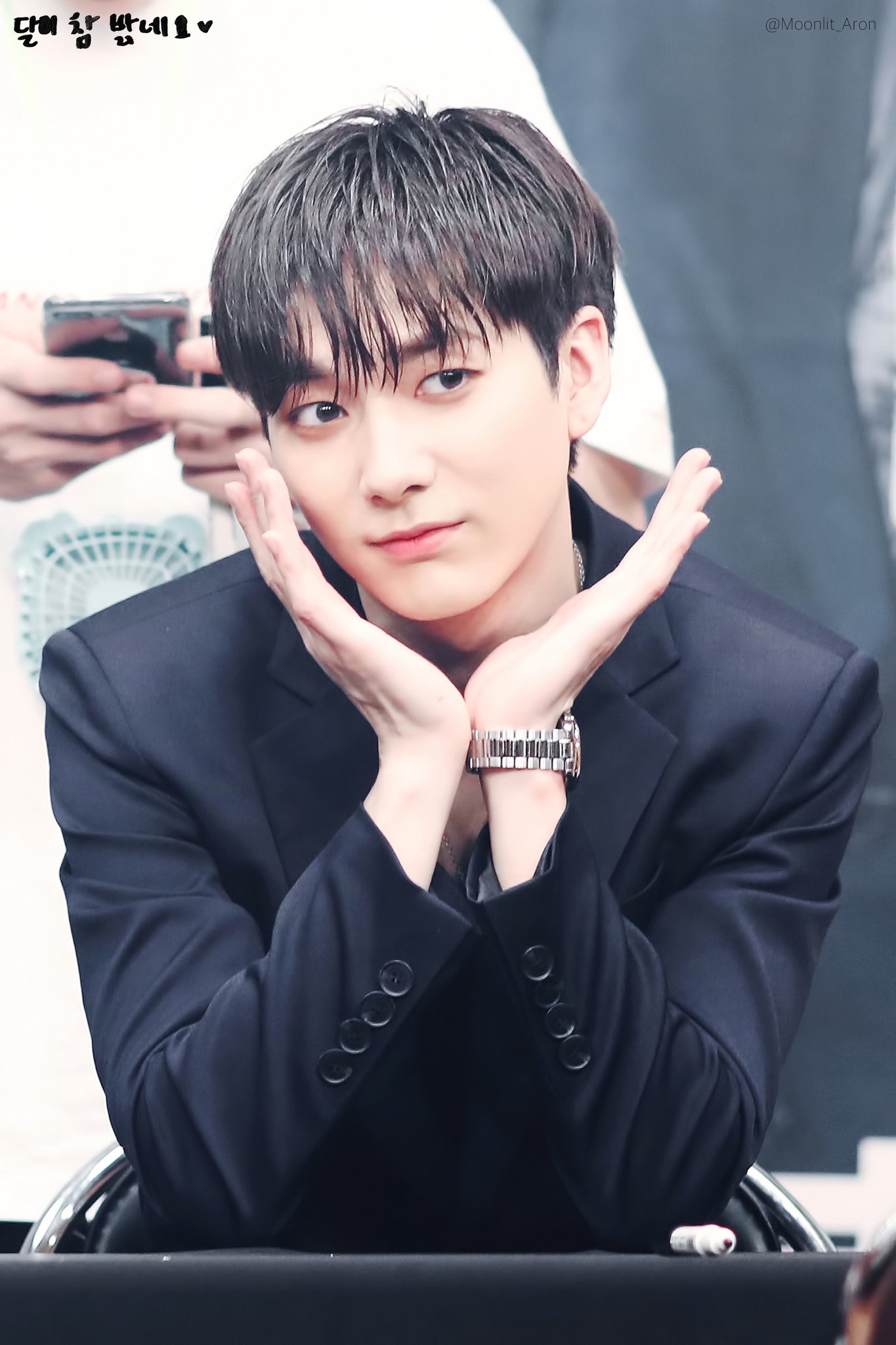 잠 안오니까 앞머리 떡진것처럼 다 갈라져도 미모로 후드리챱챱하시는 곽아론 올린다 | 인스티즈