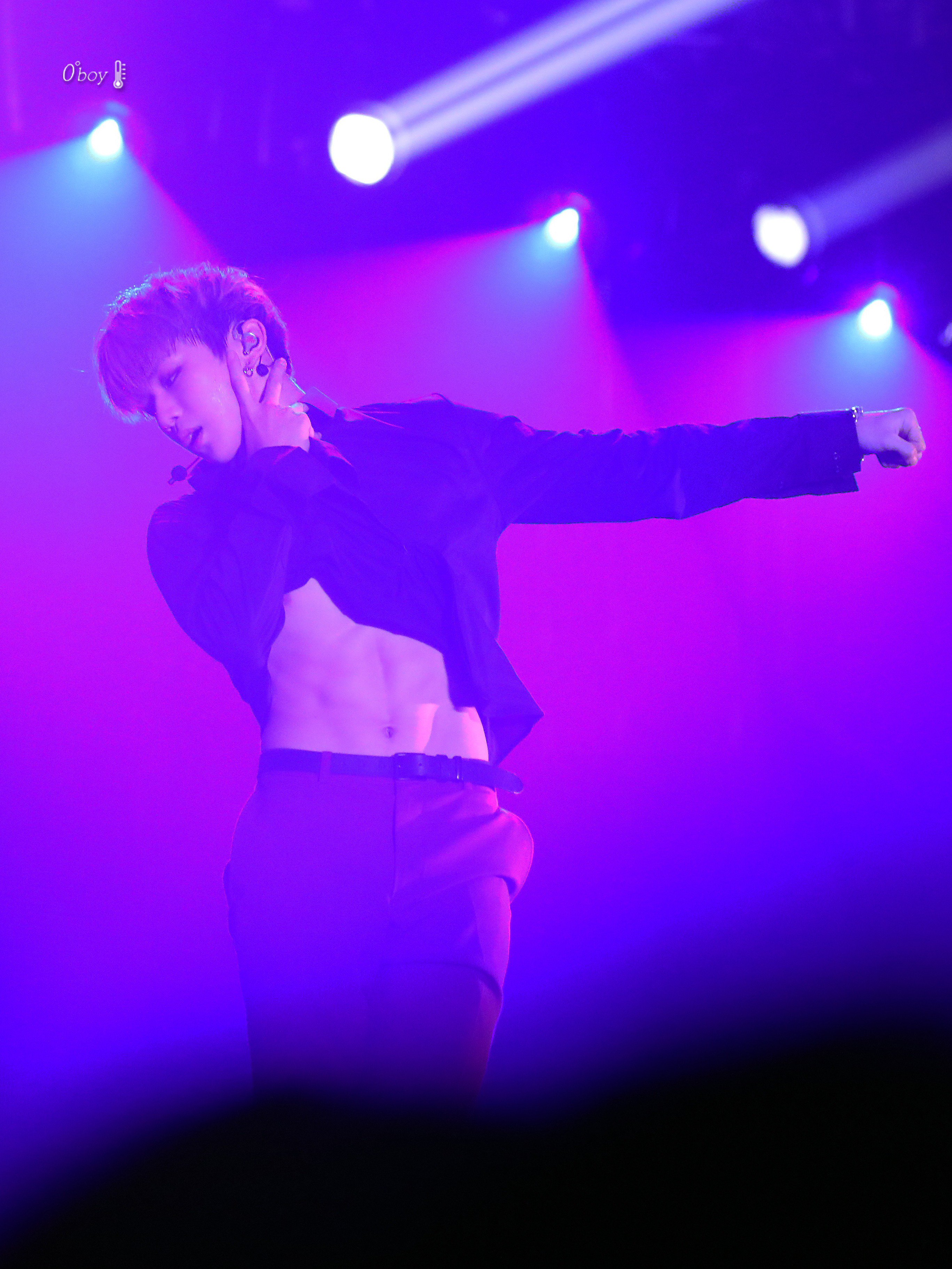 강다니엘은 무대 위에서 분위기가 ㄹㅇ 멋있는거같음 | 인스티즈