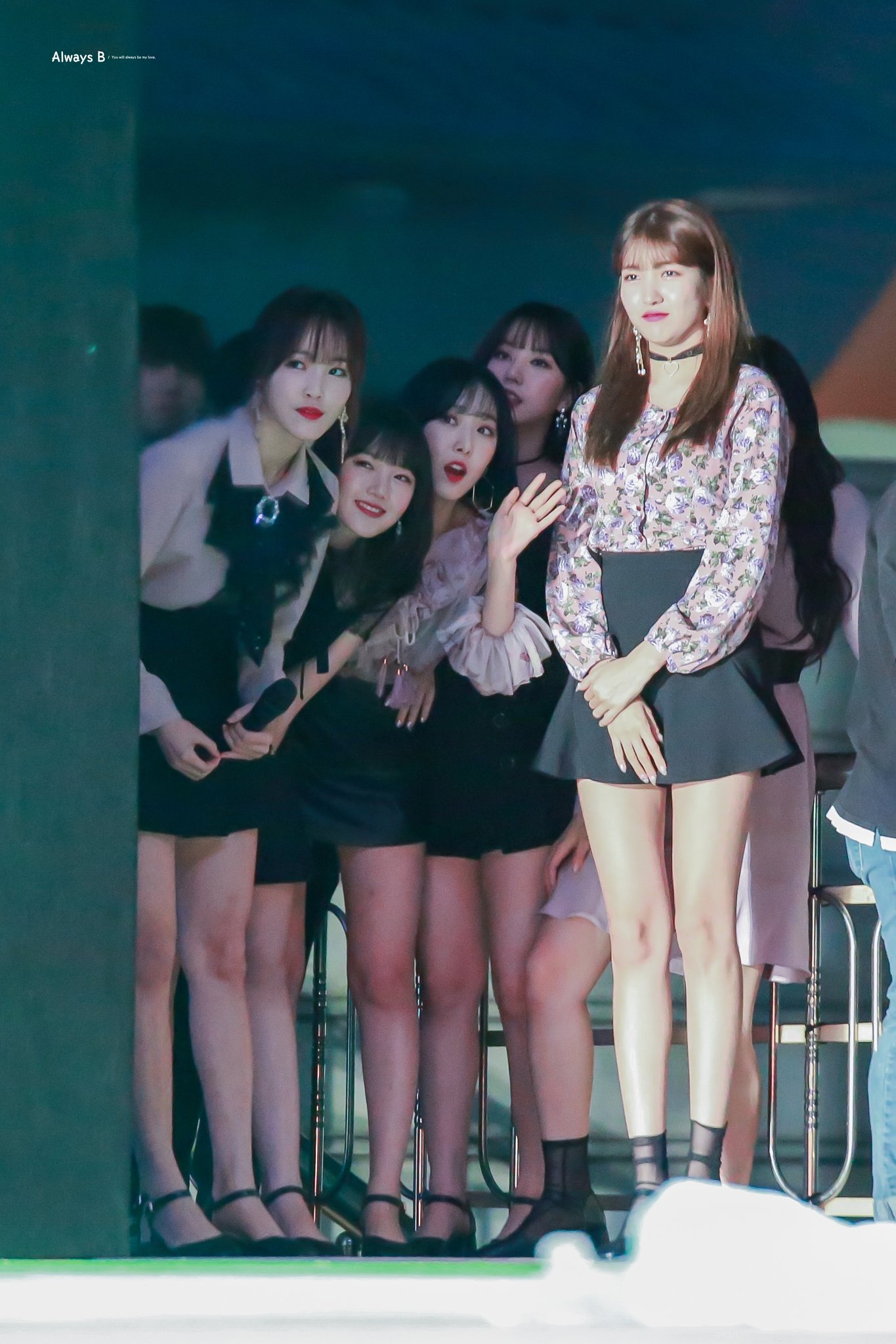 이 사진 여자친구 누구 보고 있는거야? | 인스티즈