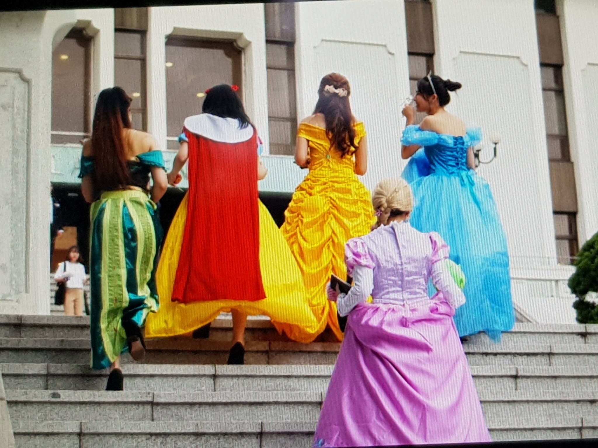 아이유 팬미팅에 이런 옷 입고가는 사람 처음 봄 | 인스티즈