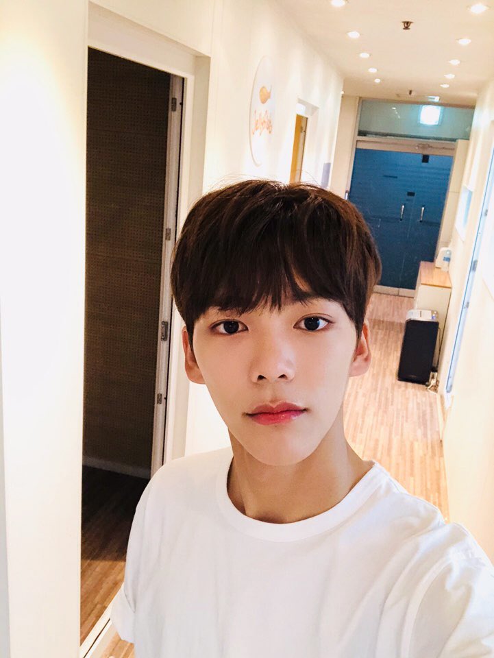 베리베리 민찬이 셀카 떴는데 존, 잘이야 | 인스티즈