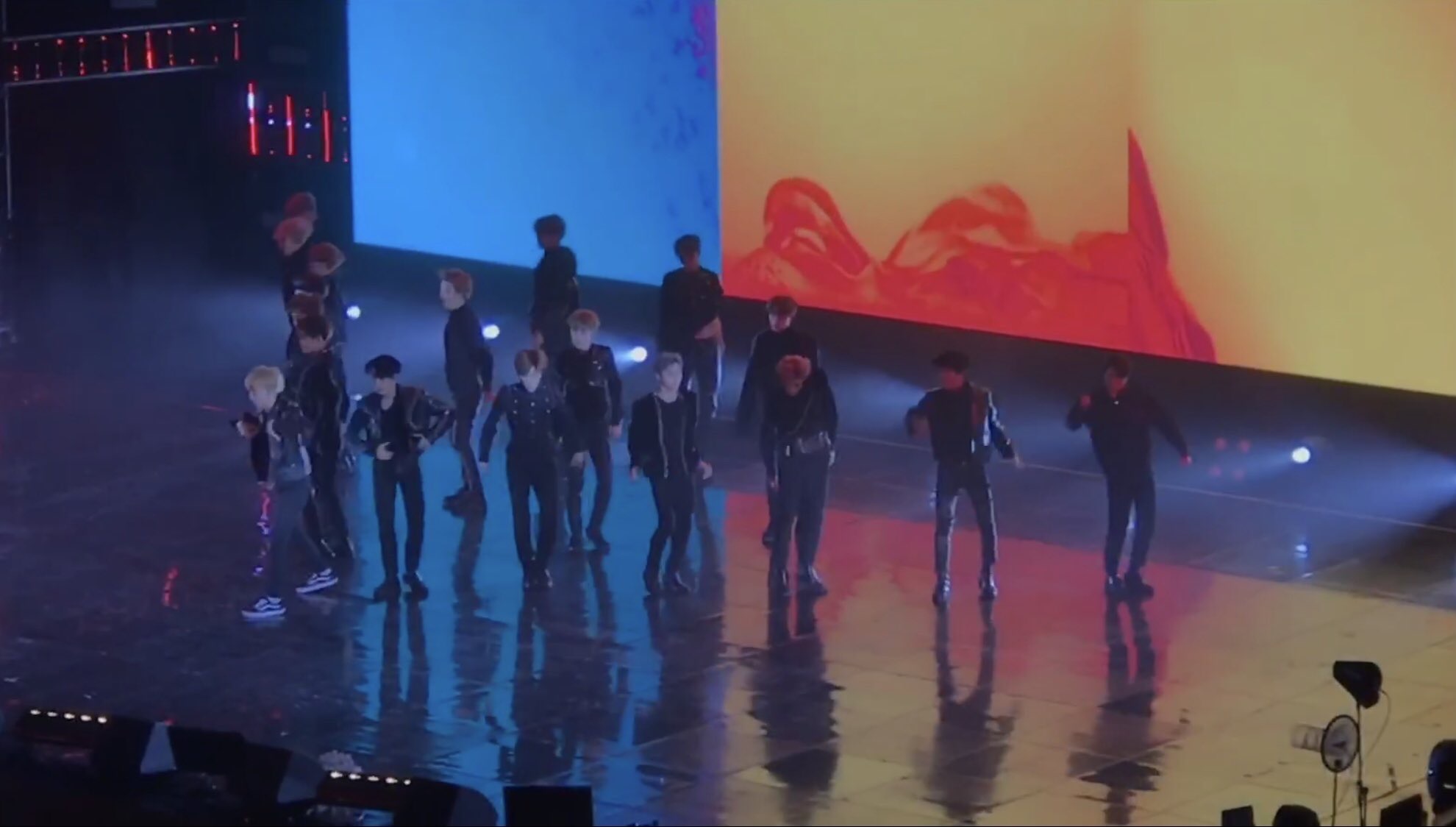 멤버들 다 구두신었는데 혼자만 반스신고 무대오른 아이돌 | 인스티즈