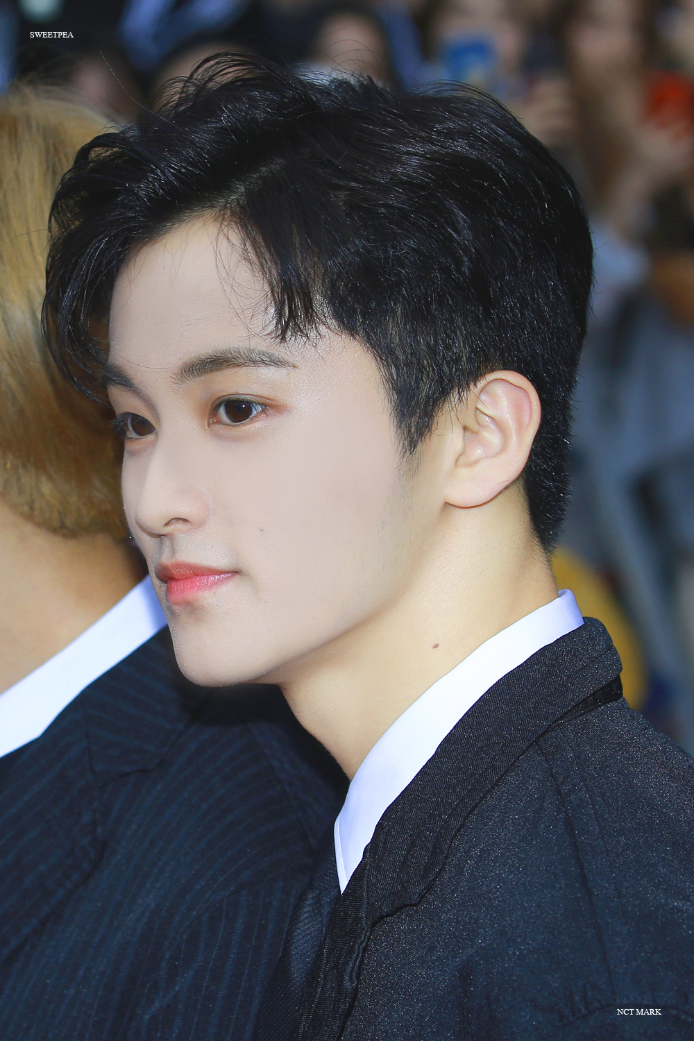 너무 잘생겼어 너무 잘생겼어 지금 밖으로 뛰쳐나가 털기춤 추고싶다 | 인스티즈