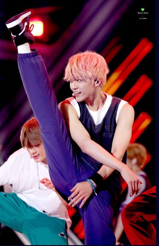 얘 다리 진짜 잘 찢는거 같아 어디까지 찢을거야 | 인스티즈