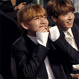 방탄 뷔 카메라 잡히자마자 바로 정색하는거 ㄹㅇ 내 웃음쥐뢔ㅠㅠㅠㅋㅋㅋㅋㅋㅋㅋㅋ | 인스티즈