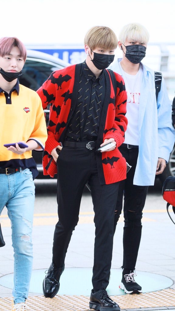 강다니엘 다리길이짤 심어놓고 자러감 | 인스티즈