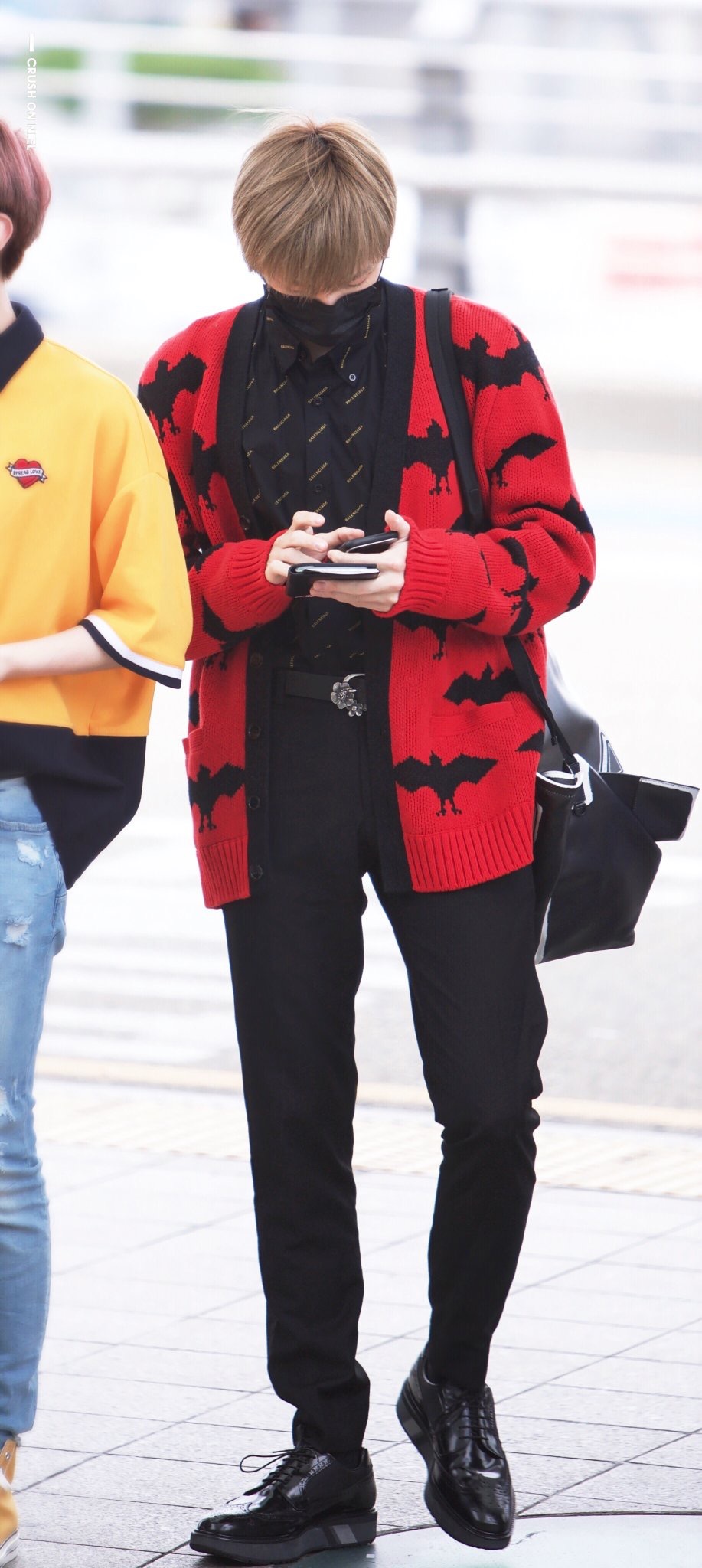 강다니엘 다리길이짤 심어놓고 자러감 | 인스티즈