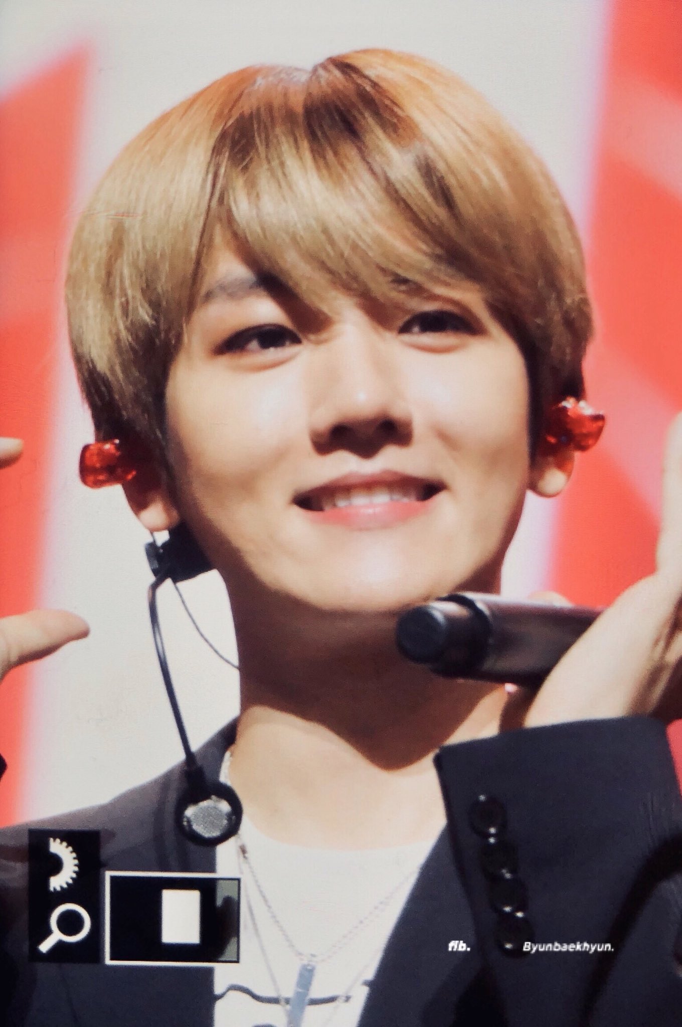 변백현 프리뷰 저장하고있는데 다 같은포즈 다른각도 ㅋㅋㅋㅋㅋㅋㅋ | 인스티즈