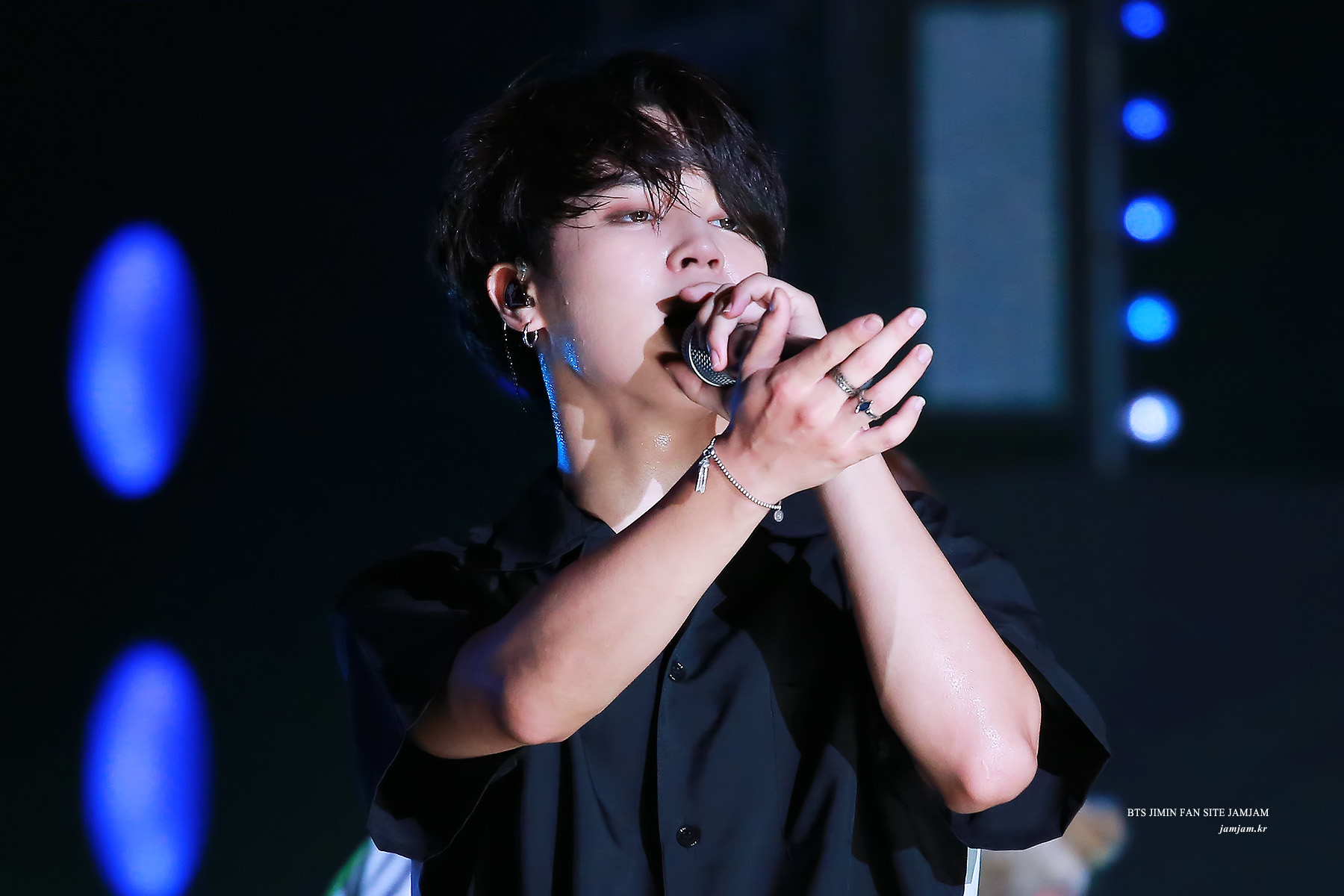 쓰니 기준 얼굴만 봐도 홀리는 것 같은 남돌 TOP3.gif | 인스티즈