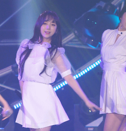 케이 춤출때 살랑살랑하는거 넘 예쁘다.... | 인스티즈