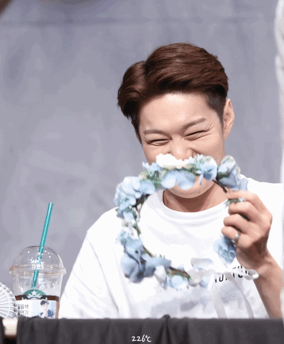 이창섭이 쏘아올린 멤버들의 화관 얼굴로 쓰기... | 인스티즈