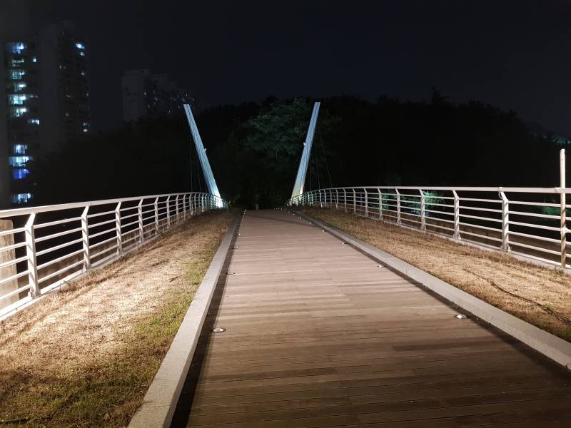 공원에 웬 산쪽으로 이어진 계단이 있길래 따라가 봤는데 이런 게 있네 | 인스티즈