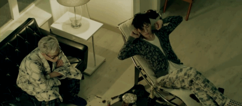 ㄱ 여친이랑 데이트하는 남주 기다리다가 결국 자기한테 돌아오자 두다리 쭉뻗고 잠드는 뮤비 | 인스티즈