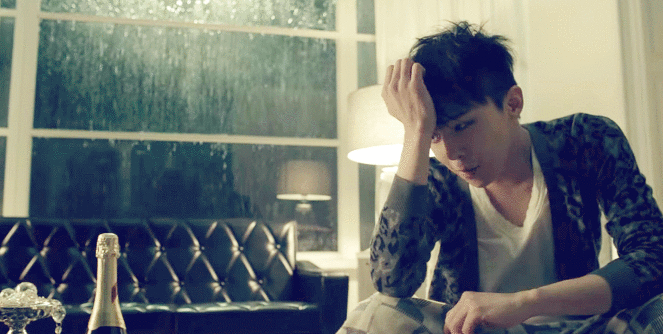 ㄱ 여친이랑 데이트하는 남주 기다리다가 결국 자기한테 돌아오자 두다리 쭉뻗고 잠드는 뮤비 | 인스티즈