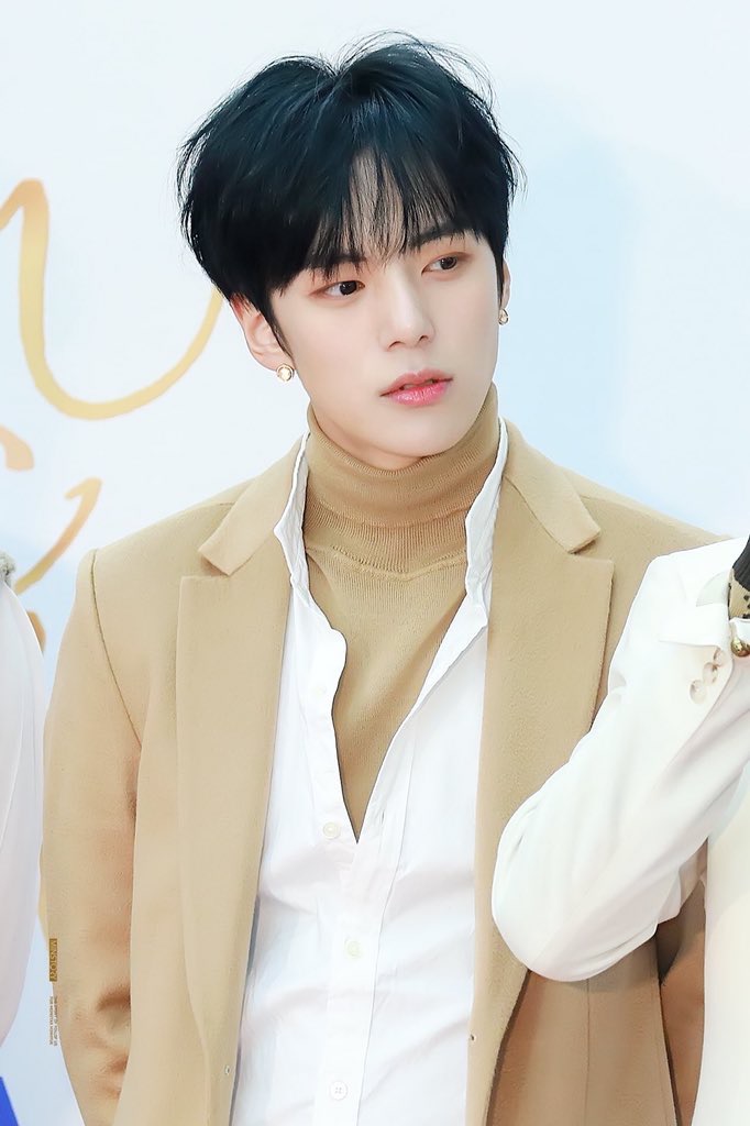 ktx 타고가면서 봐도 잘생긴거 알겠다ㅠㅠㅠㅠㅠ | 인스티즈