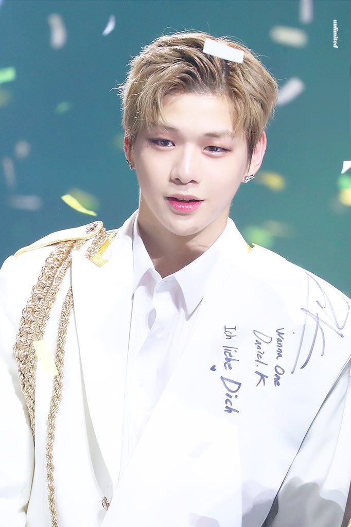 강다니엘의 하얀제복은 쓰니의 심장을 벌렁거리게한다,, | 인스티즈