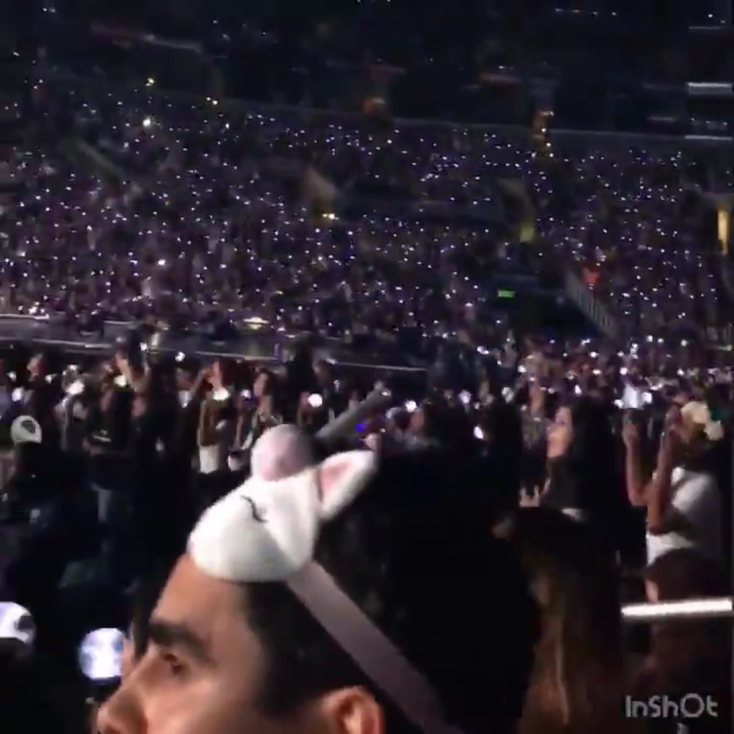 근데 이 분들 왜 이러고 있는거임?ㅋㅋㅋㅋㅋ(feat.방탄콘) | 인스티즈