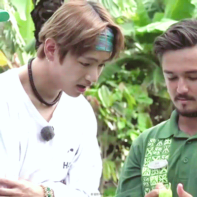 방탄 뷔 이때 표정 무슨일?? | 인스티즈