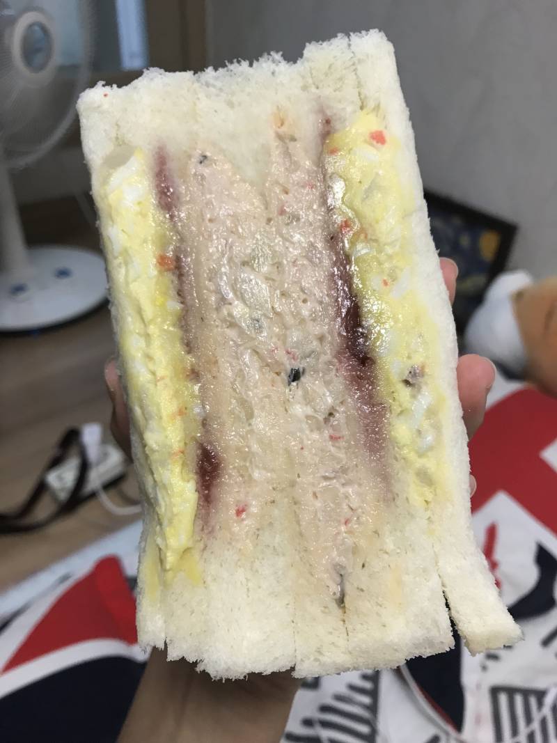 아이돌샌드위치 두개나 삿땅! | 인스티즈