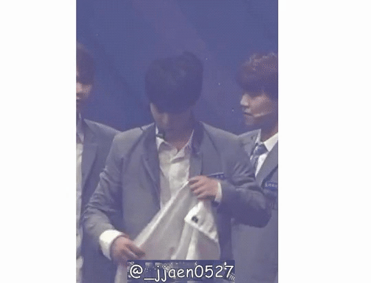 뉴종현 새끼손가락으로 앞머리 톡톡톡 하는 것 봐ㅠㅠㅠㅠㅠ | 인스티즈