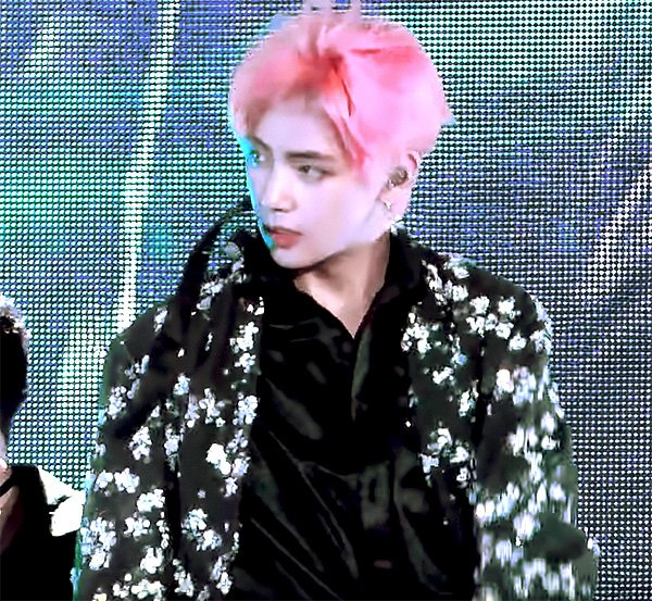 방탄 뷔 실물짤 이런 느낌이라는거 공감해? | 인스티즈