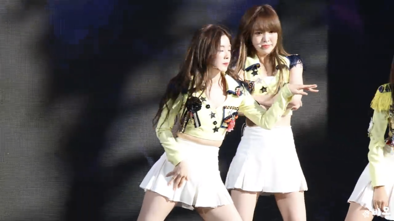 아이린이랑 웬디랑 키도 비슷한데 왜 아이린이 더 치마가 짧은거 같지 | 인스티즈