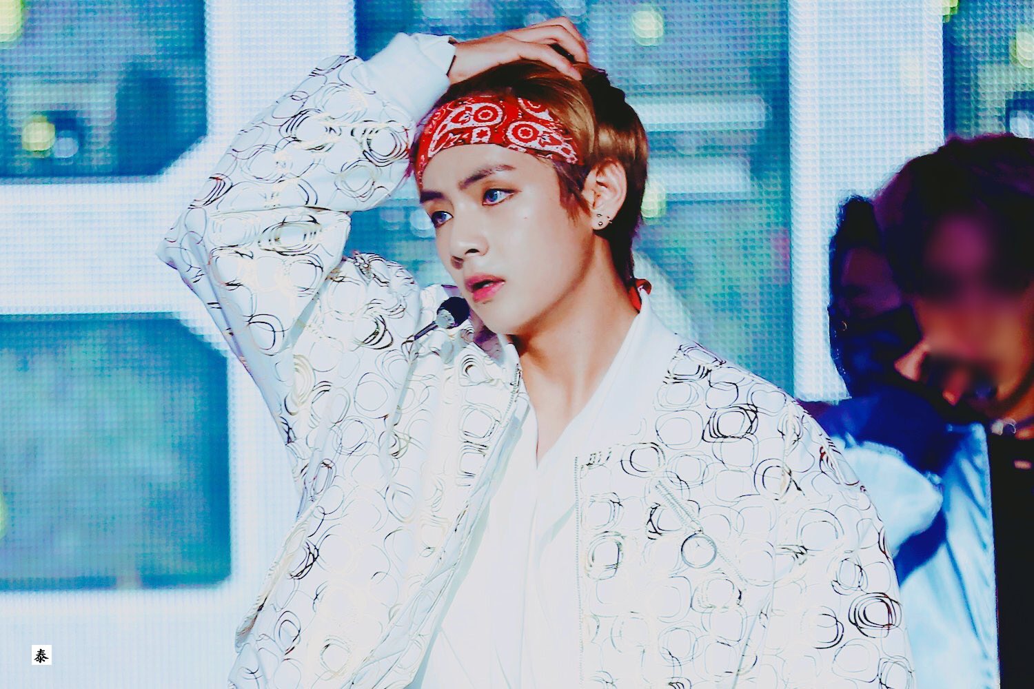 방탄 뷔 실물짤 이런 느낌이라는거 공감해? | 인스티즈