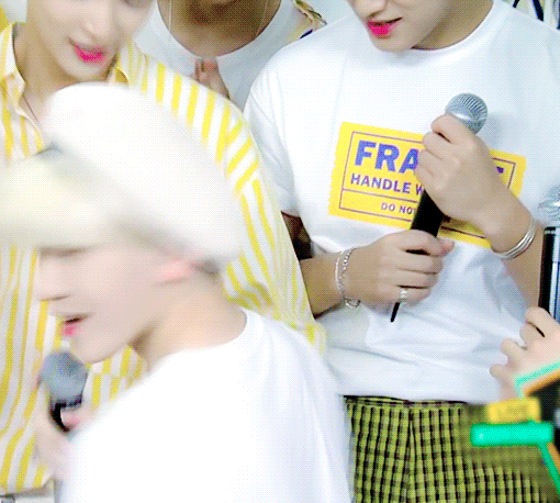 솔직히 우지는 자기가 귀엽다는 걸 모를 수가 없어 이러잖아.. 이렇게 웃잖아 근데 어떻게 몰라 | 인스티즈