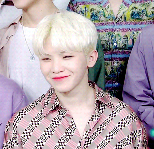 솔직히 우지는 자기가 귀엽다는 걸 모를 수가 없어 이러잖아.. 이렇게 웃잖아 근데 어떻게 몰라 | 인스티즈