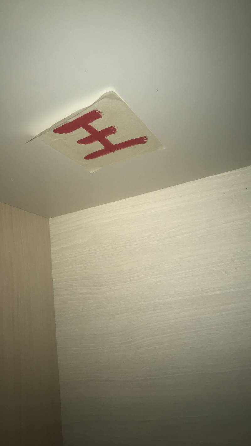 뭐야 독서실 책상 밑에 이상한 거 붙여져있어 | 인스티즈