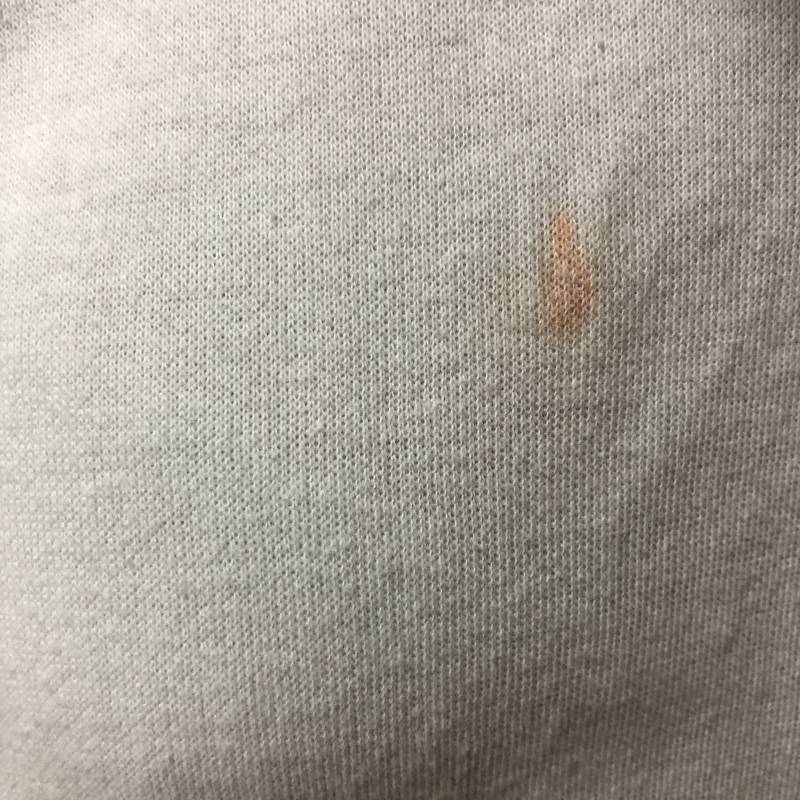 얘들아 ㅠㅠ 나 급해 제발 도와줘ㅠㅠ 오늘 입을 게 없어서 오빠 옷 입고 학교 갔다가 틴트 자국 묻었는데 어떻게 지워? | 인스티즈