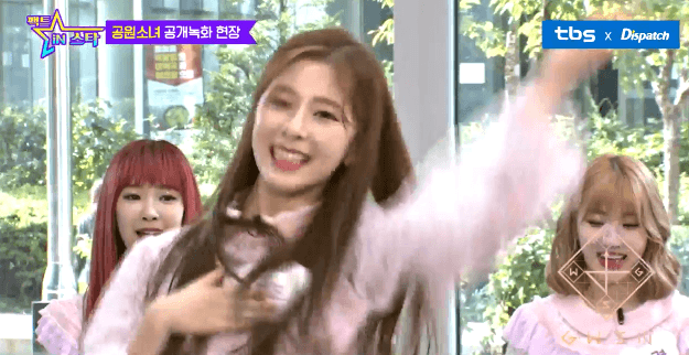 지압슬리퍼 신고 춤추는 아이돌 | 인스티즈