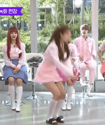 지압슬리퍼 신고 춤추는 아이돌 | 인스티즈