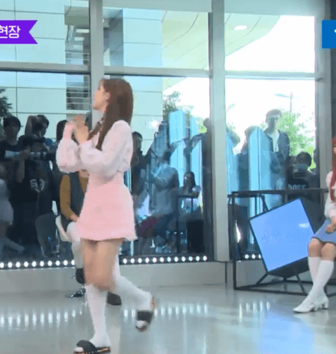 지압슬리퍼 신고 춤추는 아이돌 | 인스티즈