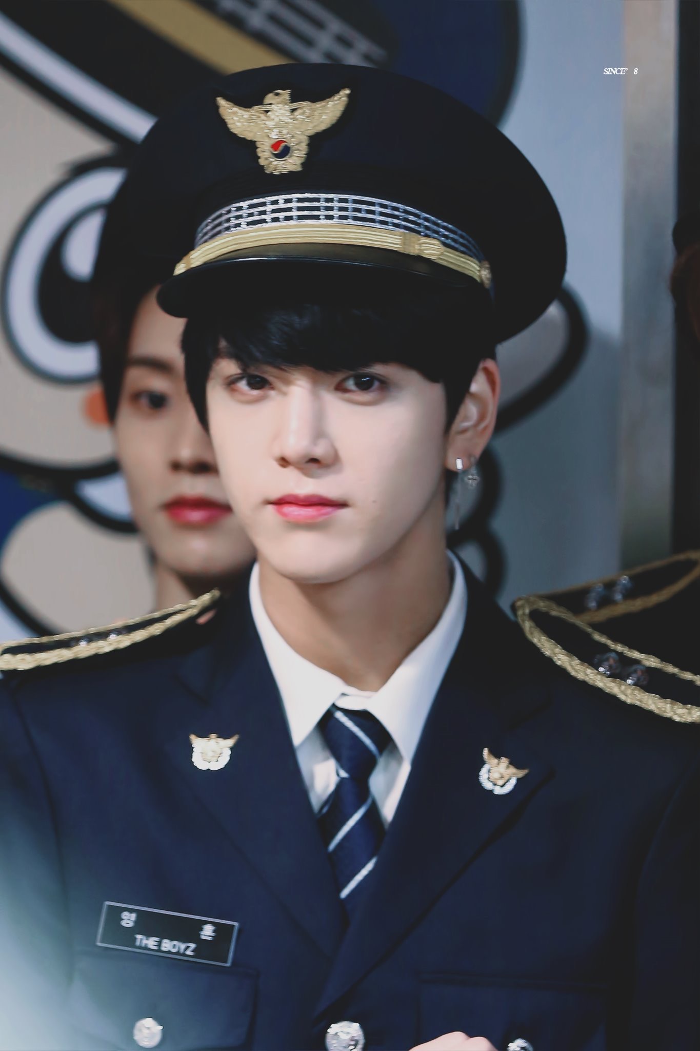 [잡담] 전에 더보이즈 영훈이 왜 스타벅스 제복남이라 떴는지 이해감 | 인스티즈